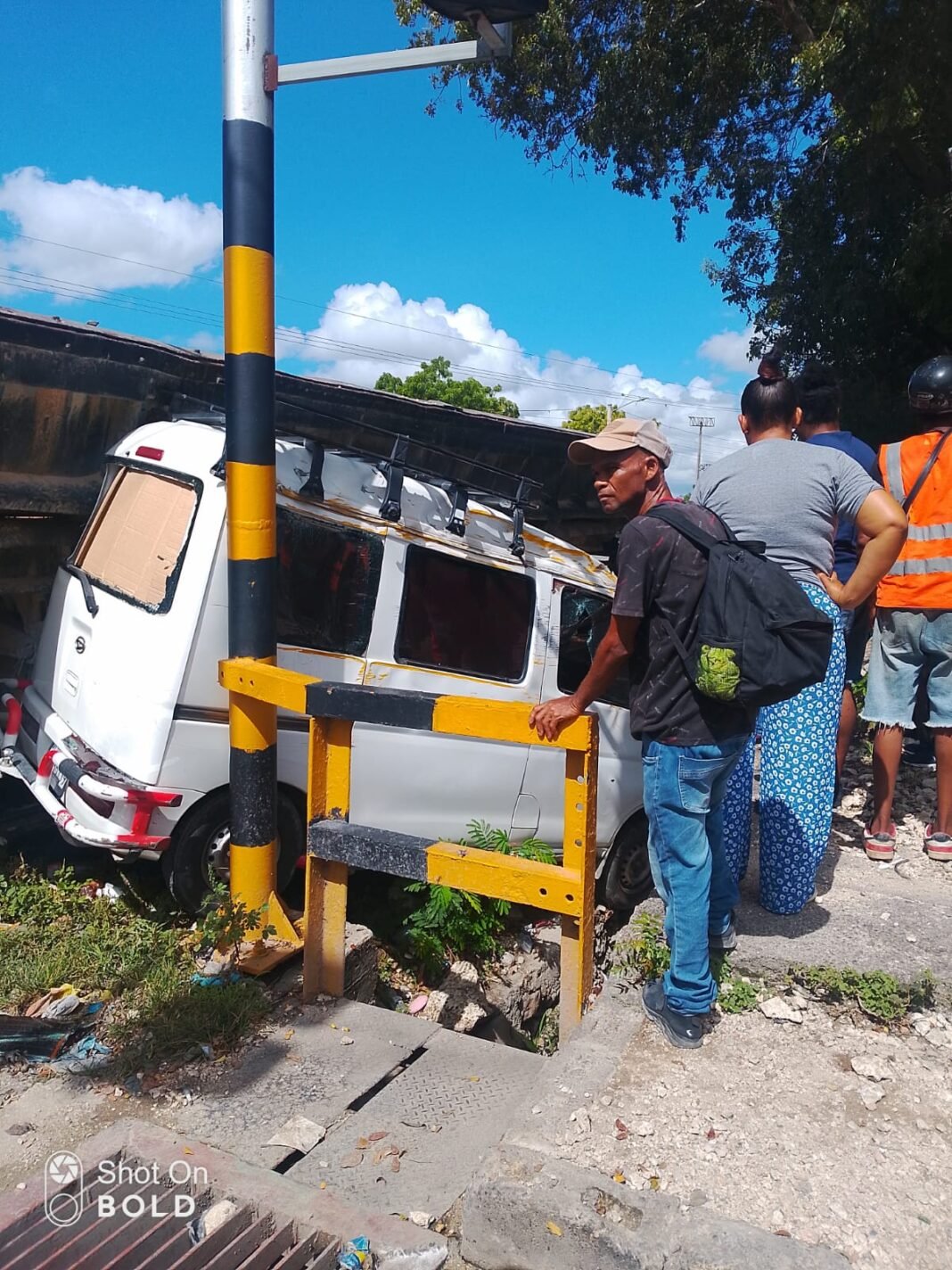 LA ROMANA | LOCOMOTORA DEL CENTRAL ROMANA COLISIONA CON DAIHATSU HIJET EN SAN CARLOS.
