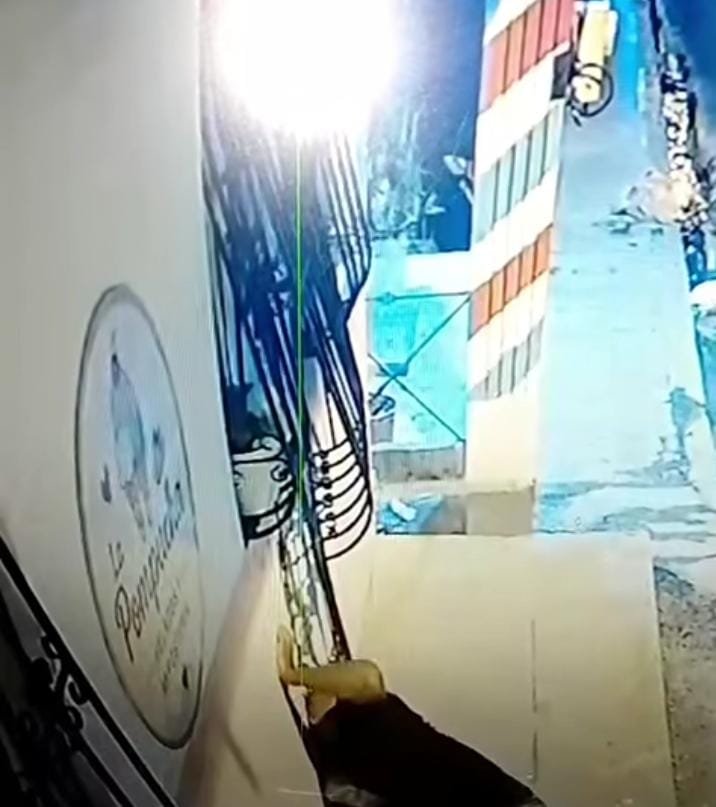 LA ROMANA | VIDEO CAPTA A HOMBRE INTENTANDO PENETRAR A UNA VIVIENDA.