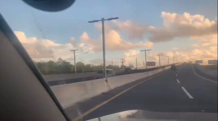 REGIONALES / BÁVARO | NUEVAMENTE REPORTAN PERSONAS CAMINANDO SOBRE EL ELEVADO DEL BOULEVARD FRANK RAINIERI.