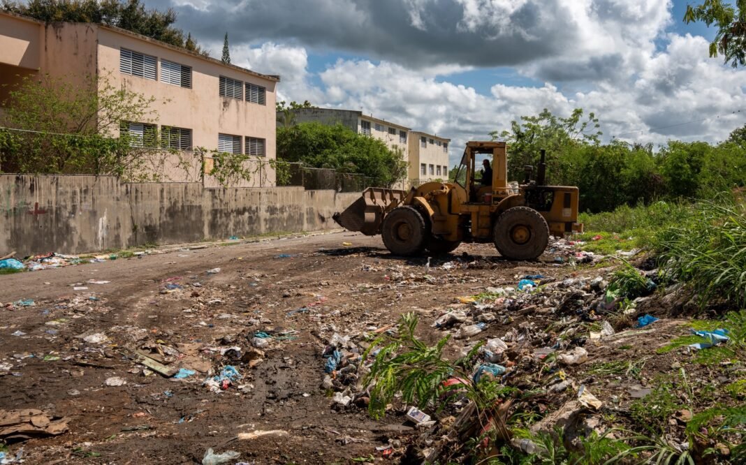 LA ROMANA | AYUNTAMIENTO ELIMINA PUNTO CRÍTICO DE ACUMULACIÓN DE RESIDUOS EN VILLA VERDE.