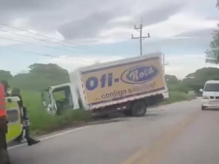 LA ROMANA | CAMIÓN PIERDE EL CONTROL Y SE SALE DE LA CARRETERA LA ROMANA-HIGÜERAL.